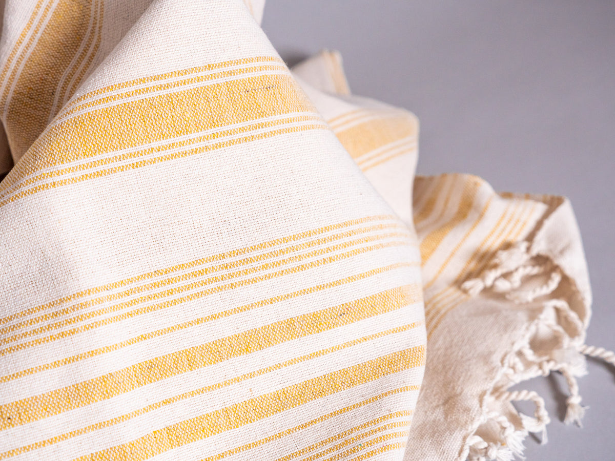 Serviette en coton tissé main jaune pale 