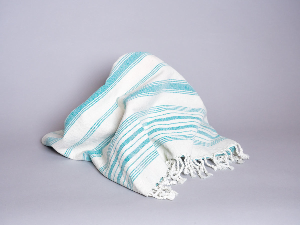Serviette tissé main en coton coleur vert. Main image