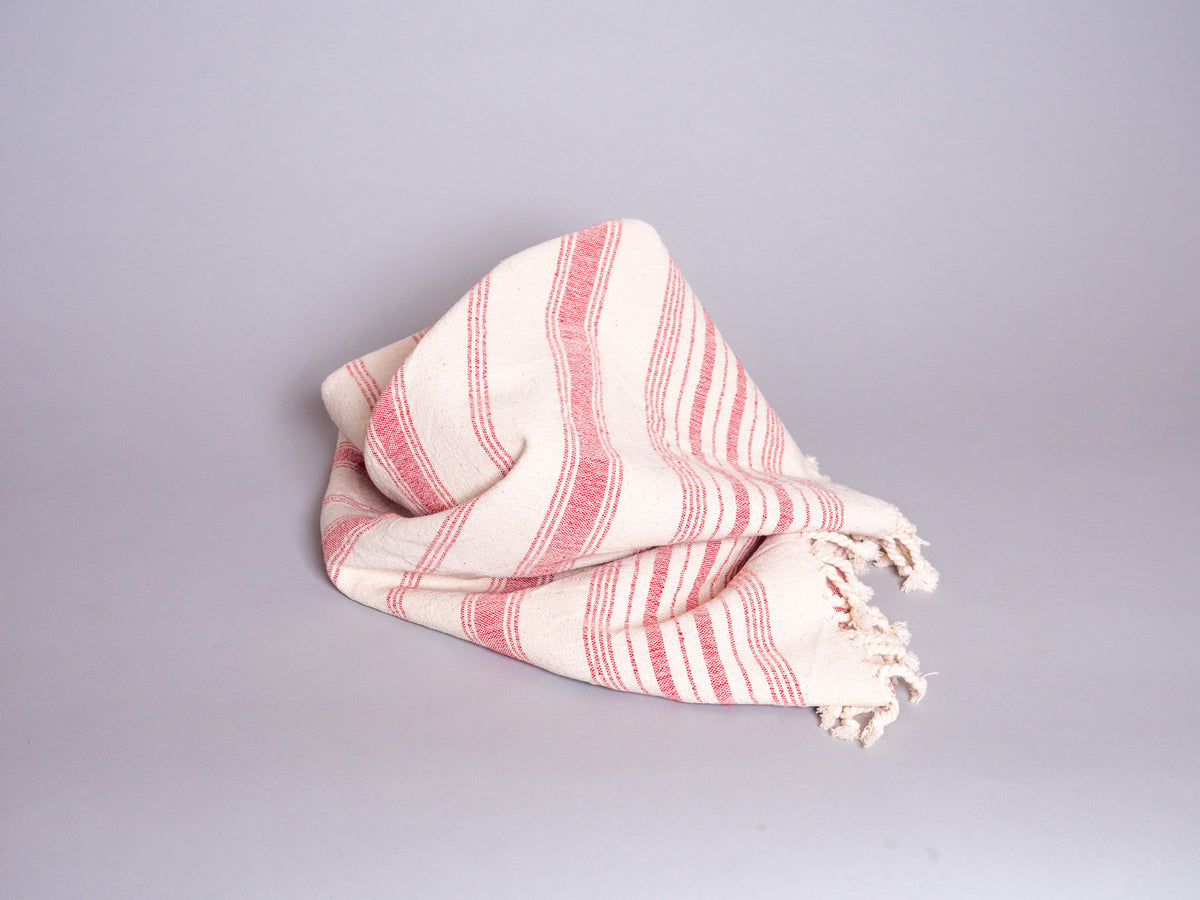 Serviette tissé main en coton coleur cassis. Main image
