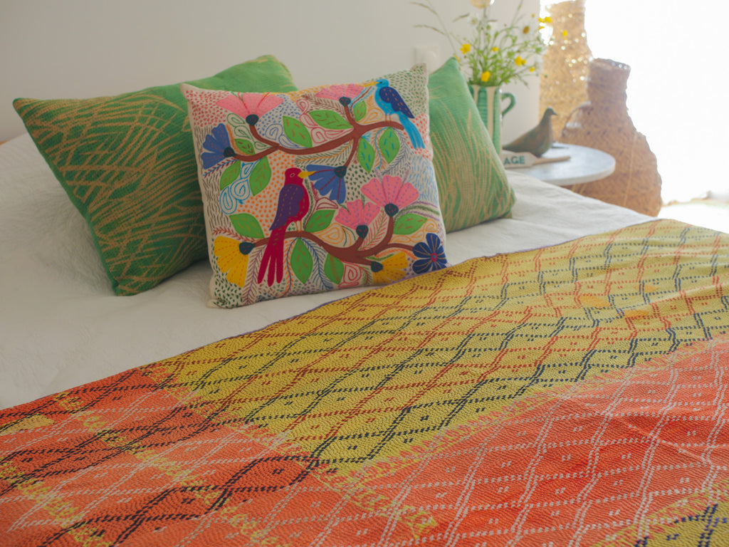 Kantha couvre lit, coté  orange - brodé main. 