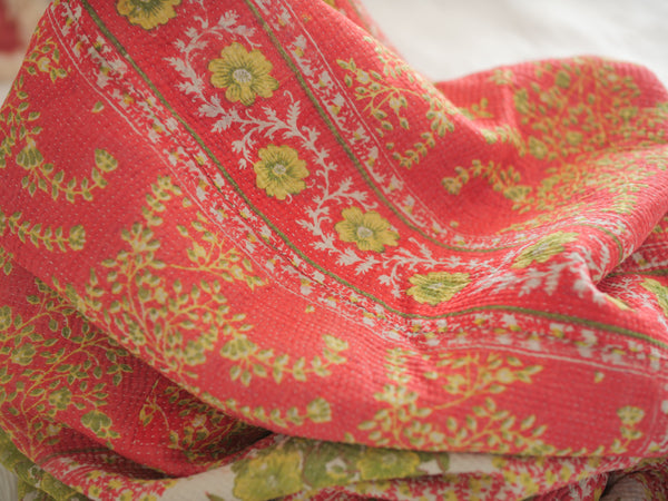 Kantha sari couvre-lit  No. 160 "Cottage Garden”,  coton recyclé brodé à la main