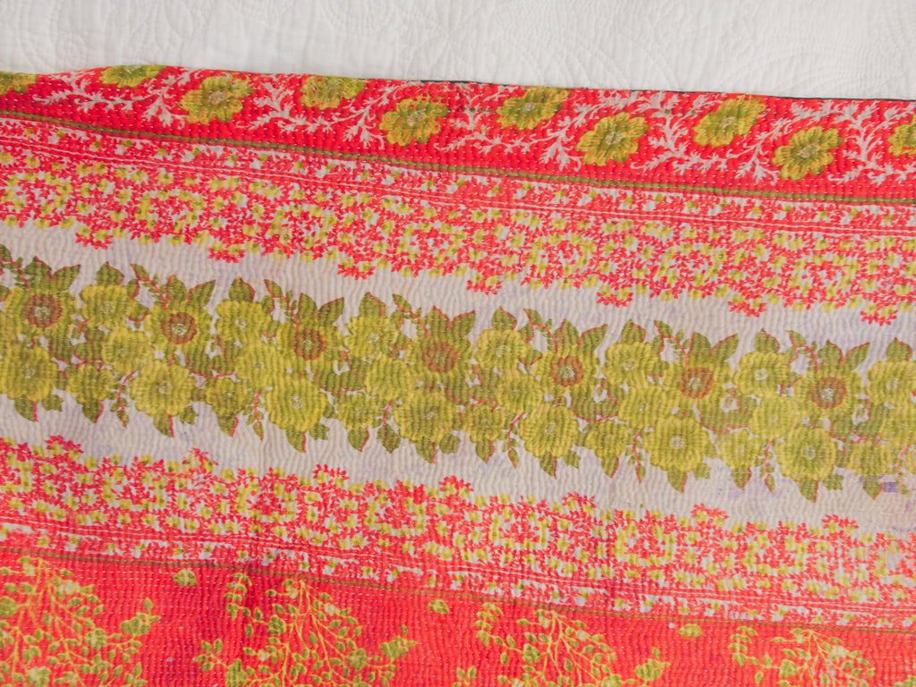 Kantha sari couvre-lit  No. 160 "Cottage Garden”,  coton recyclé brodé à la main