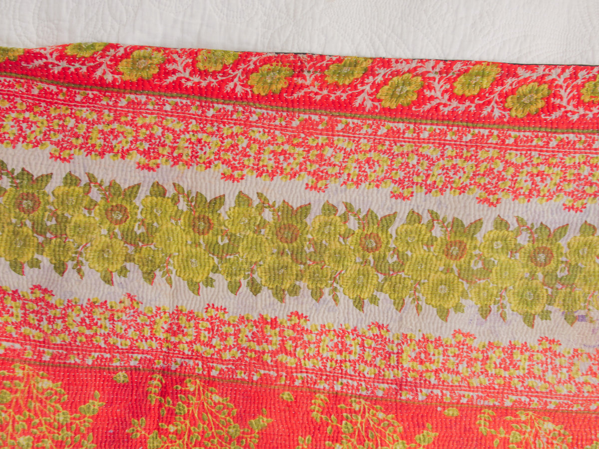 Kantha sari couvre-lit  No. 160 "Cottage Garden”,  coton recyclé brodé à la main