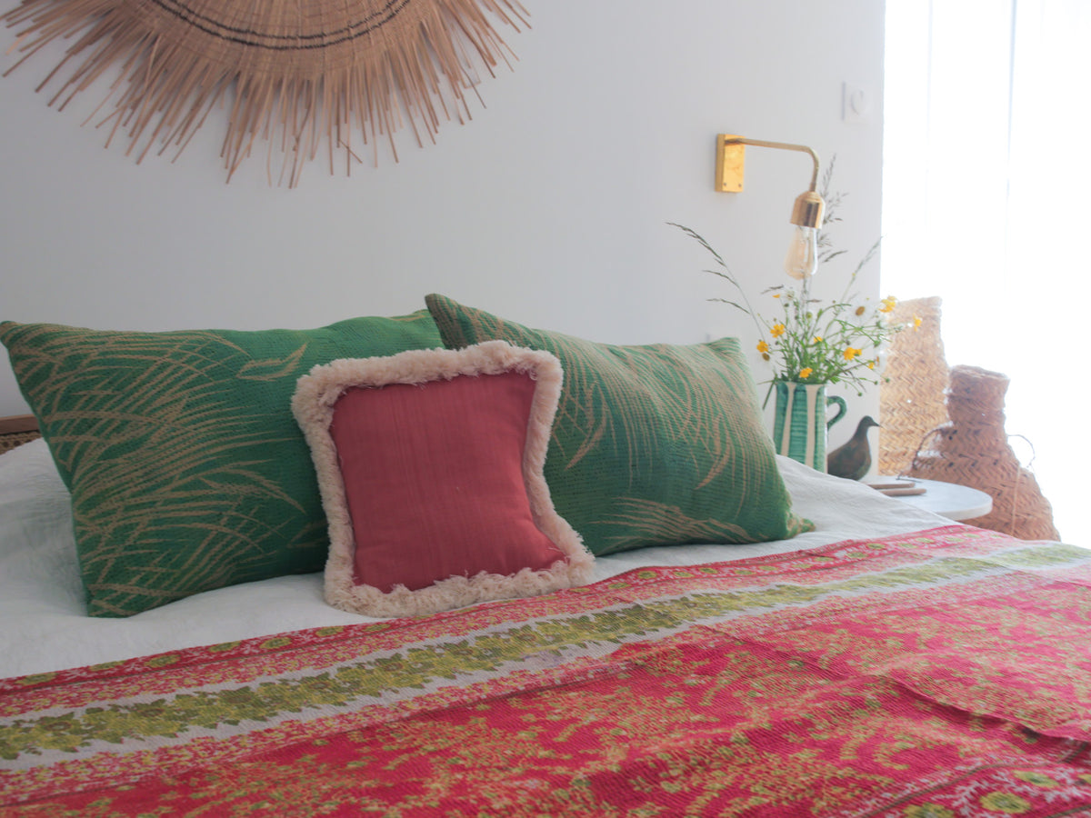 Kantha sari couvre-lit  No. 160 "Cottage Garden”,  coton recyclé brodé à la main
