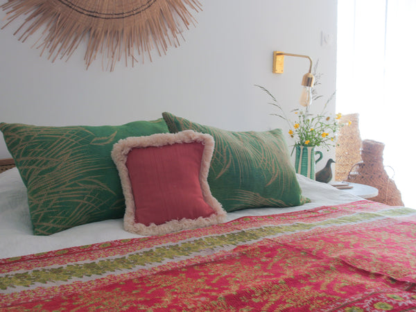 Kantha sari couvre-lit  No. 160 "Cottage Garden”,  coton recyclé brodé à la main