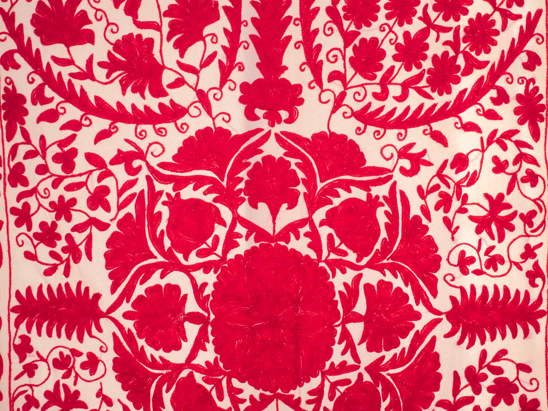Mochi Suzani broderie rouge, fait main. Image secondaire du produit
