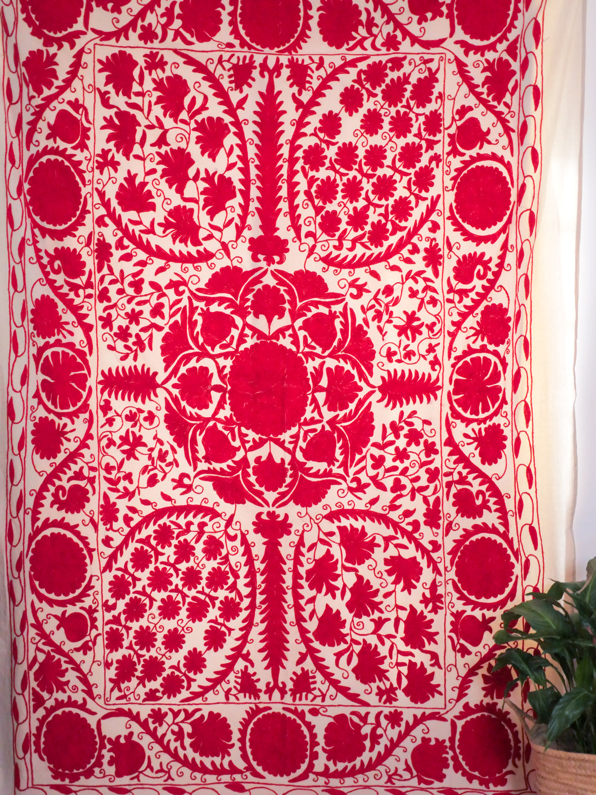 Broderie mochi suzani  rouge Image principale du produit
