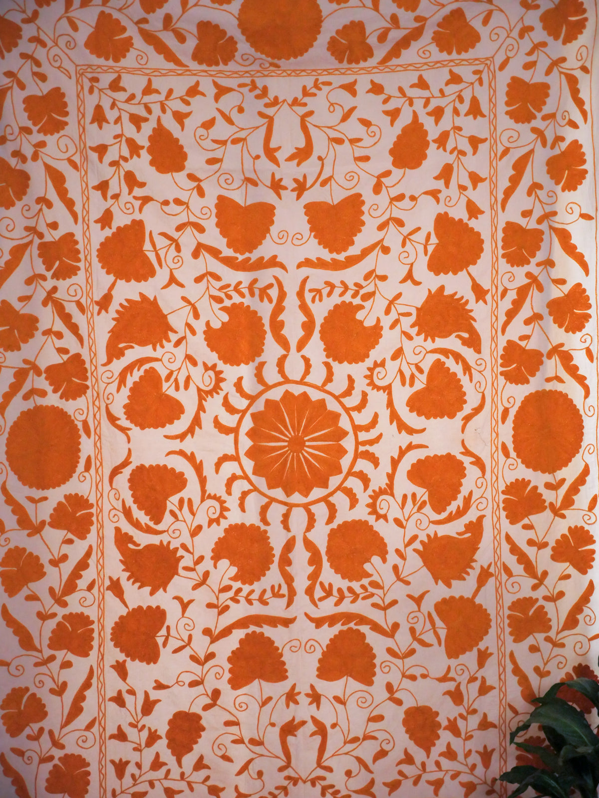 Contemporary Mochi Suzani jaune. Image principale du produit