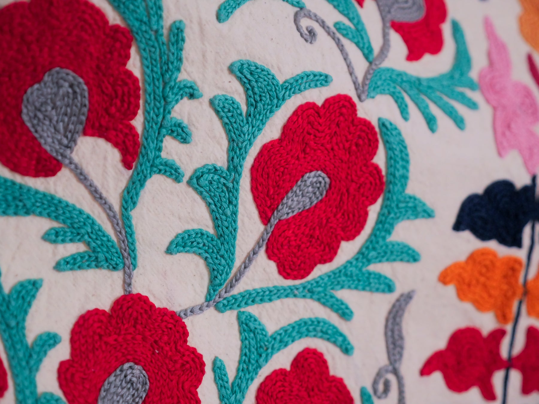 Contemporary Mochi Suzani multi coleur.