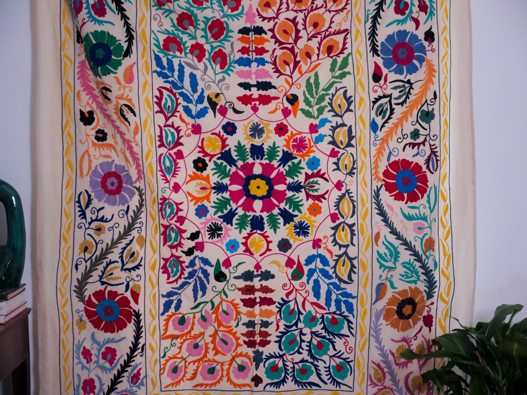 Contemporary Mochi Suzani multi coleur.