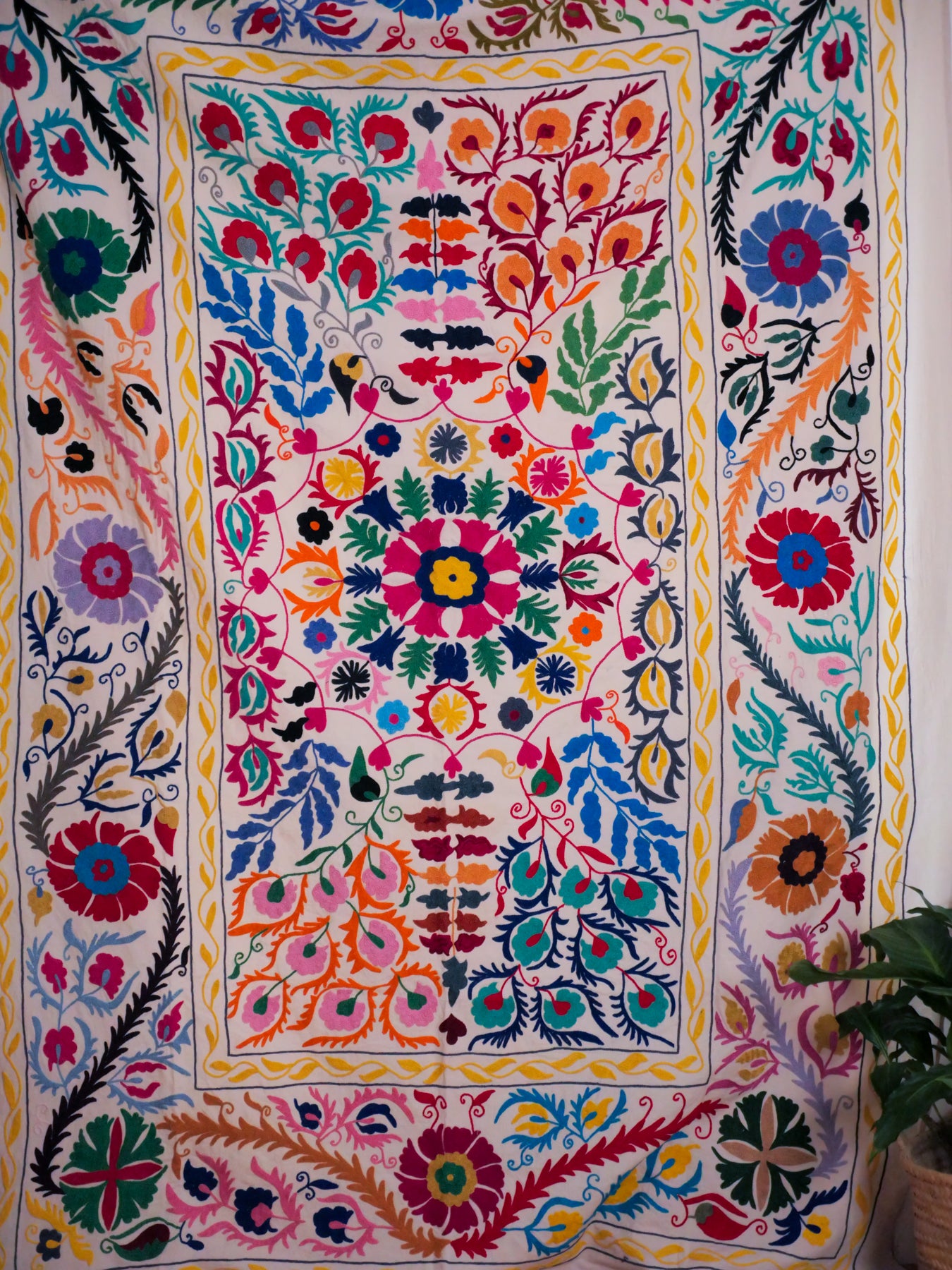 Contemporary Mochi Suzani multi coleur.