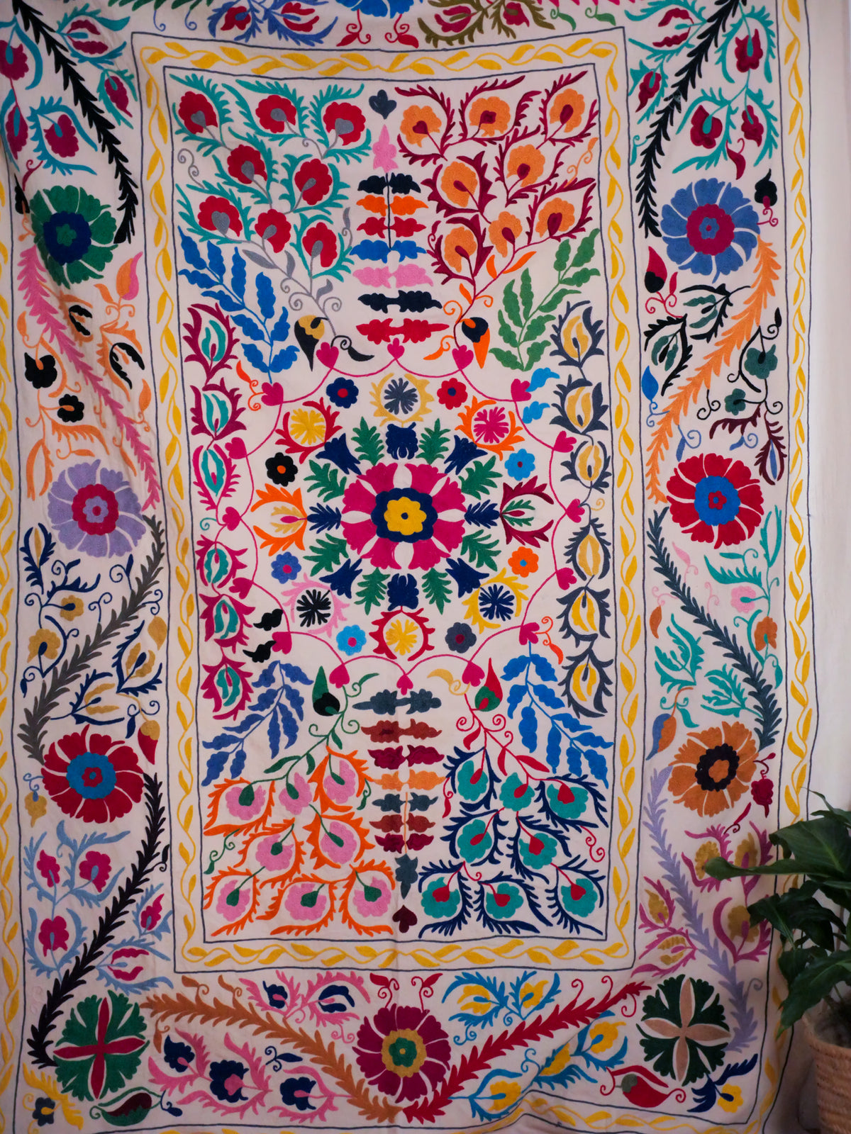 Contemporary Mochi Suzani multi coleur.