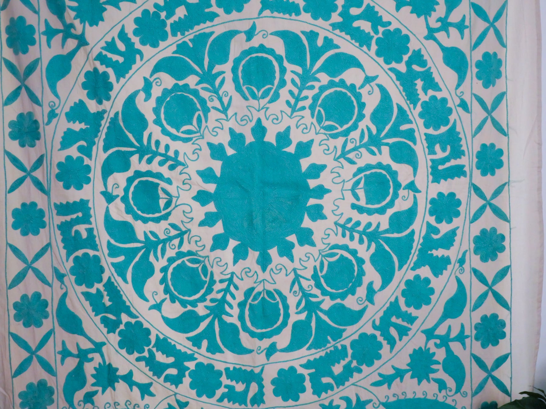 Mochi Suzani broderie turquoise, fait main. Image secondaire du produit