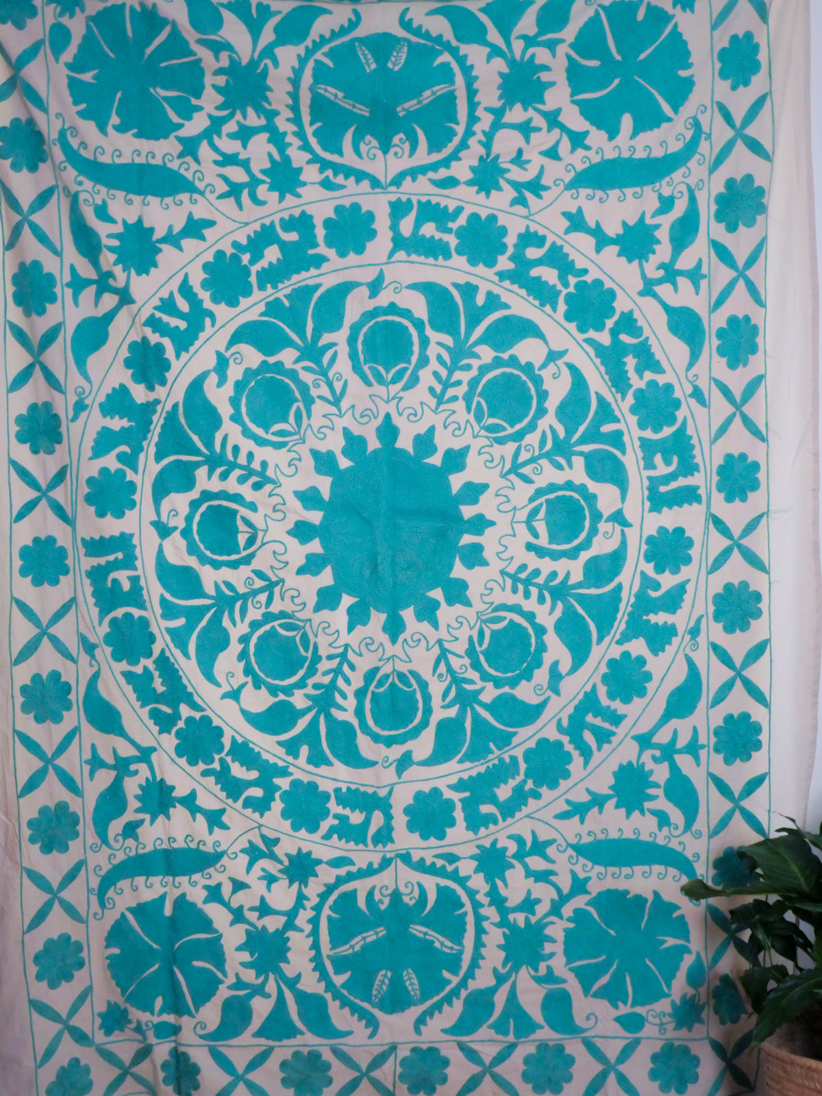 Contemporary Mochi Suzani turquoise. Image principale du produit