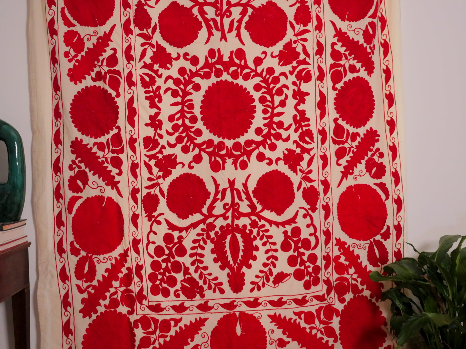 Mochi Suzani broderie rouge, fait main. Image secondaire du produit