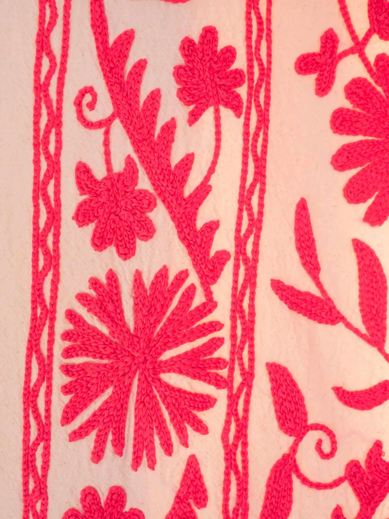 Mochi Suzani broderie rose, fait main. Image secondaire du produit