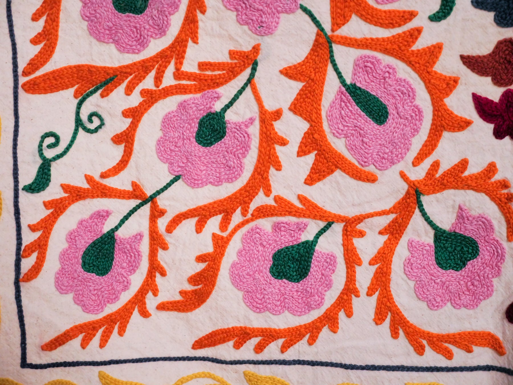 Contemporary Mochi Suzani multi coleur.