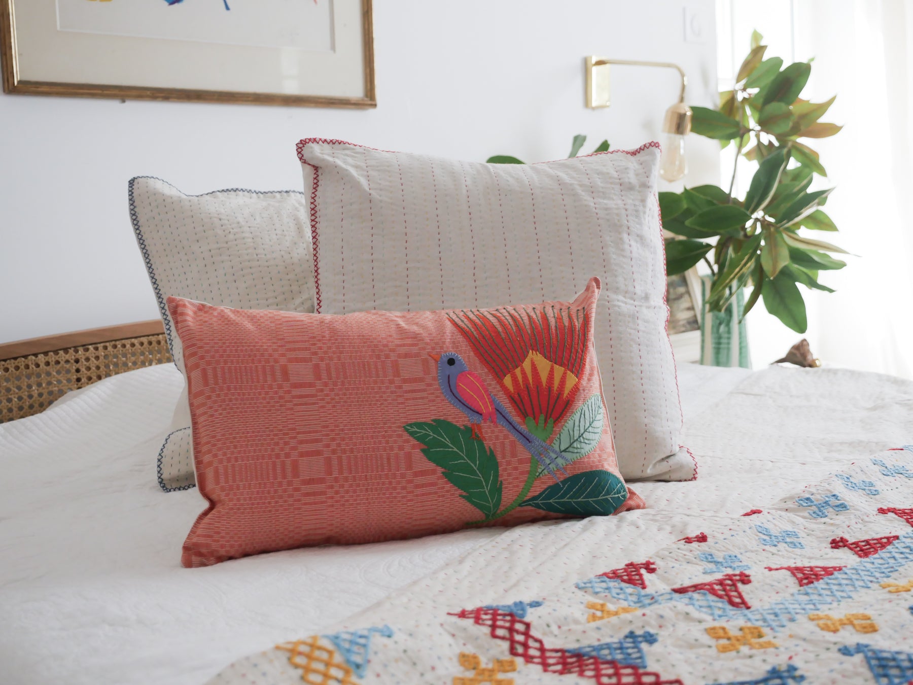 Coussin tissé main avec des brodéries en appliqué.