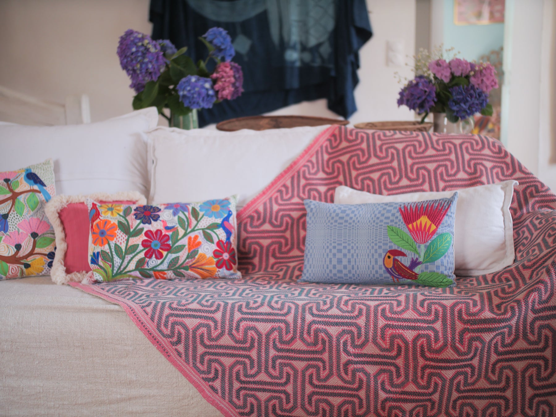 Coussin binakol avec applique broderie