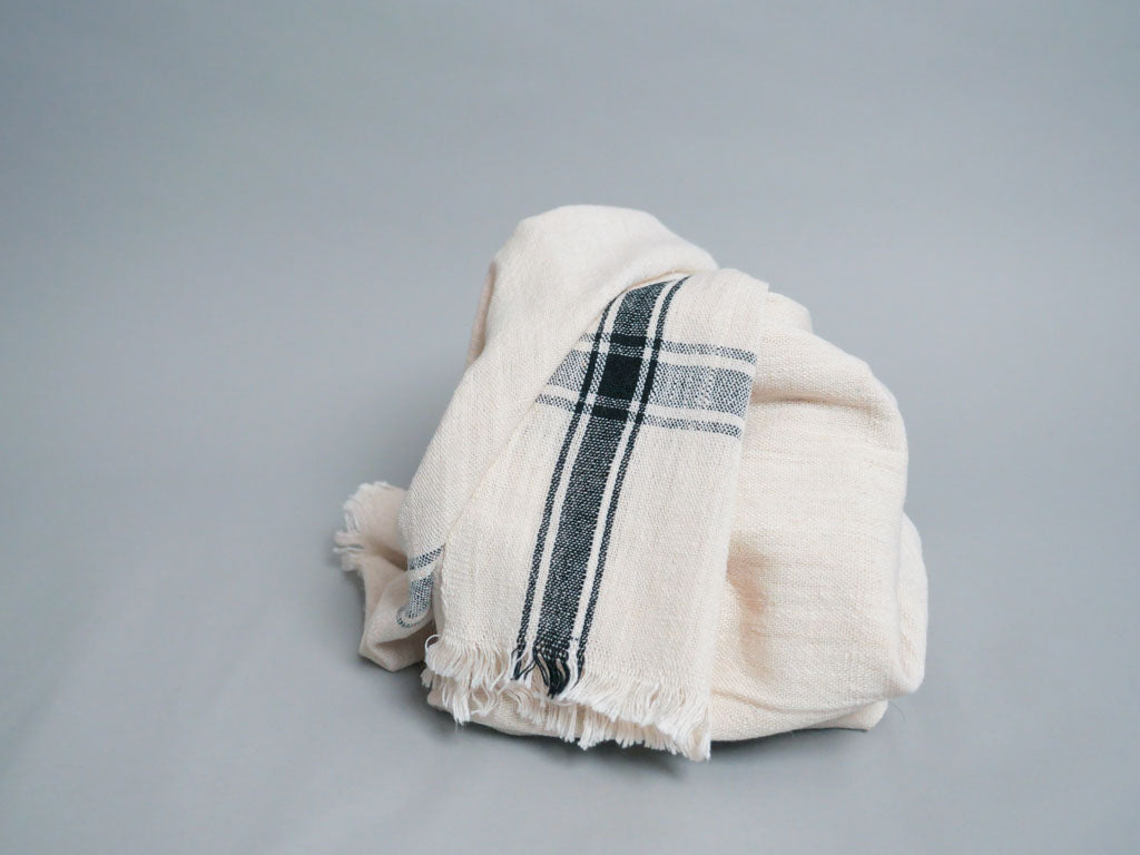Serviette tissée main : coton écru avec bord noir