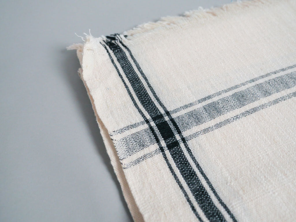 Serviette tissée main : coton écru avec bord noir