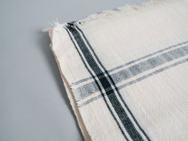 Serviette tissée main : coton écru avec bord noir