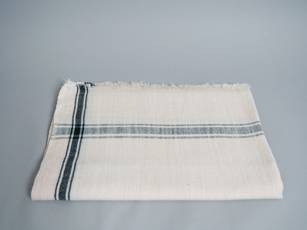 Handwoven towel: ecru cotton with black edge Secondary image
