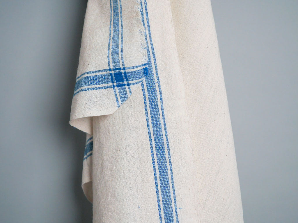 Serviette tissée main : coton écru avec bord bleu
