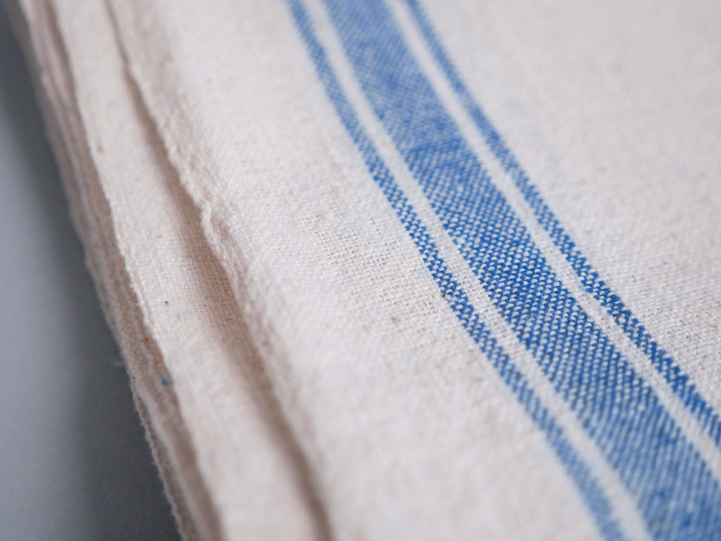 Serviette tissée main : coton écru avec bord bleu