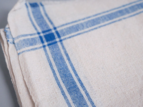 Serviette tissée main : coton écru avec bord bleu