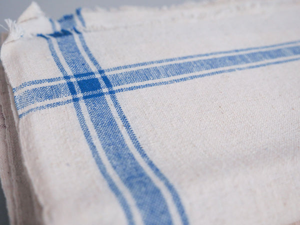 Serviette tissée main : coton écru avec bord bleu