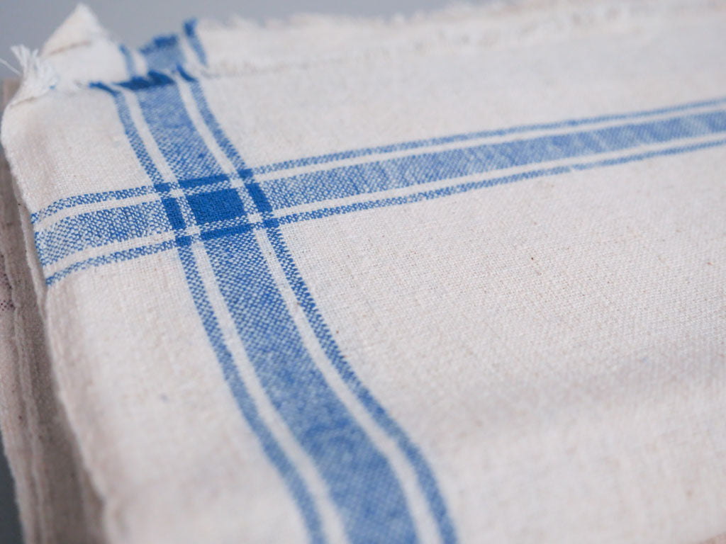 Serviette tissée main : coton écru avec bord bleu