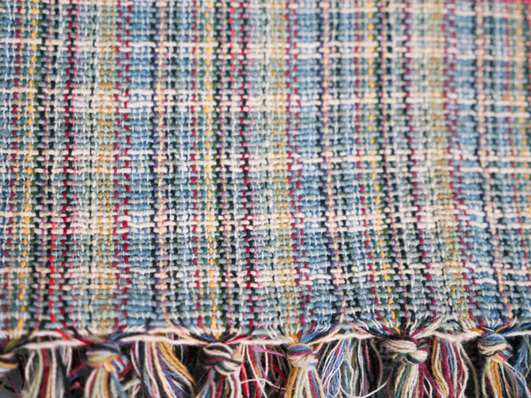 Serviette ou plaid en coton tissée à la main, vert. Tissage en fils mélangés.