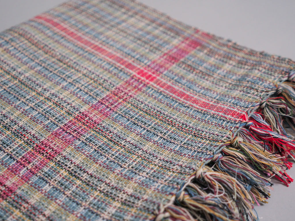 Serviette ou plaid en coton tissée à la main, vert. Tissage en fils mélangés.