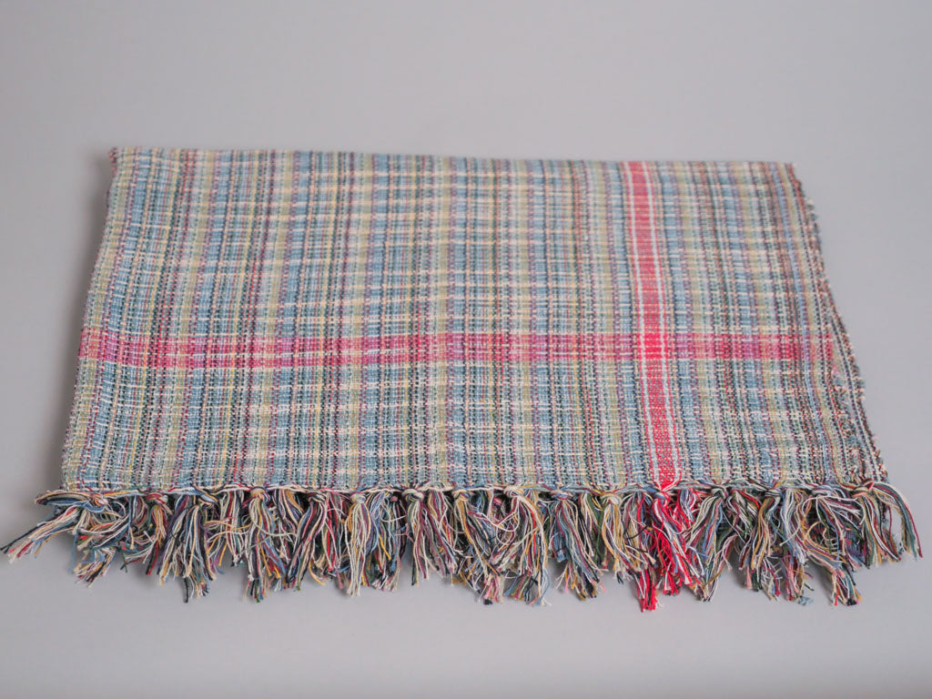 Serviette ou plaid en coton tissée à la main, vert. Tissage en fils mélangés.