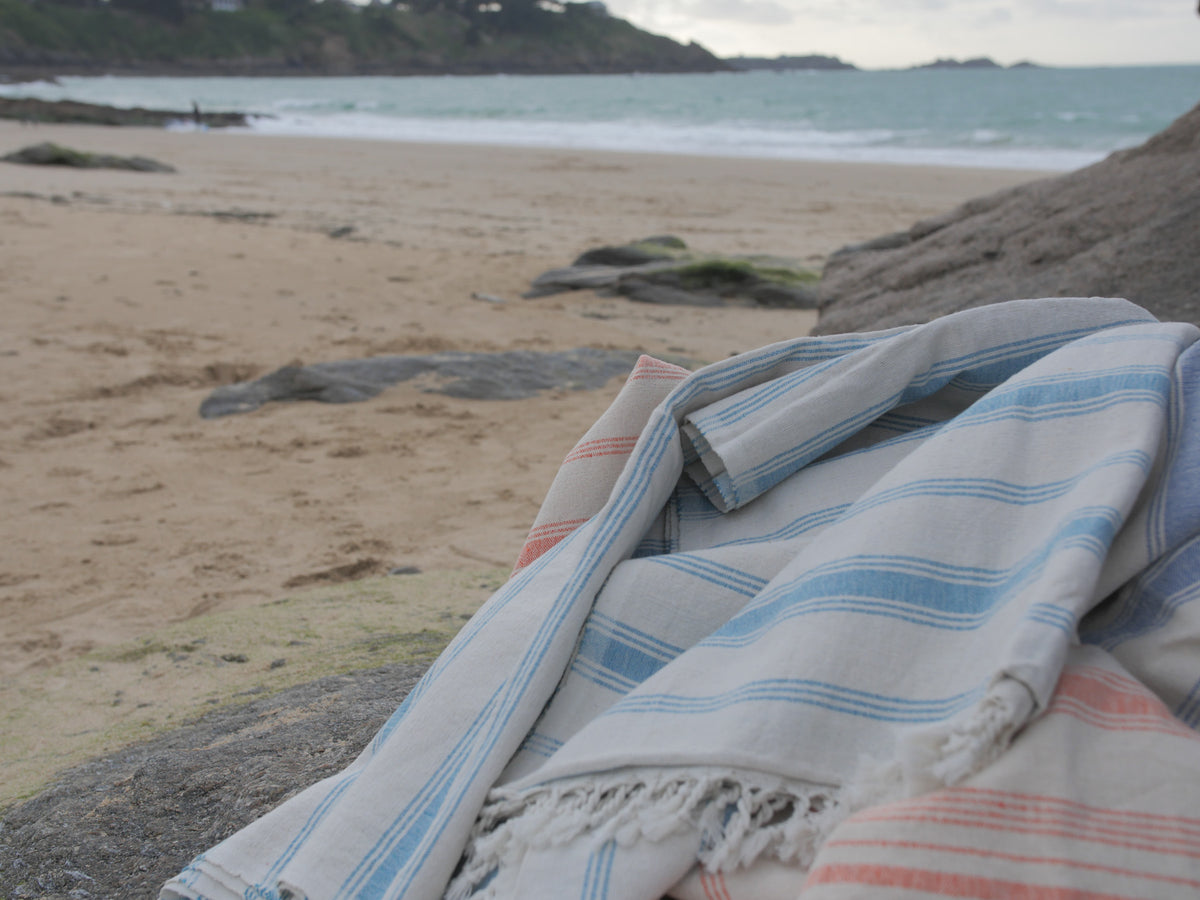 Serviette Tisse Main Turquoise sur la plage