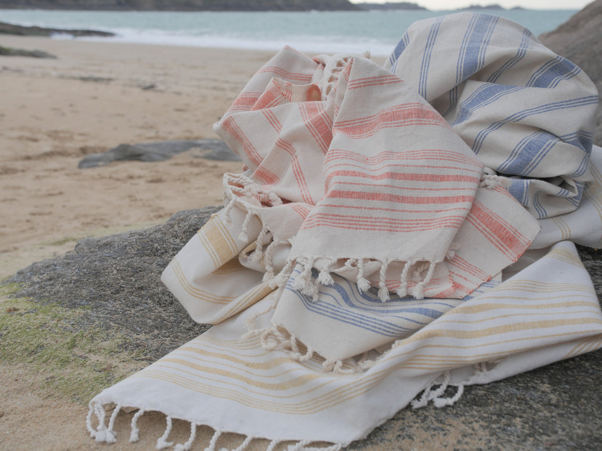 Serviette tissé main sur la plage.