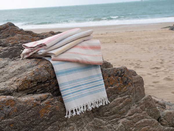 Serviette Tisse Main Turquoise sur la plage