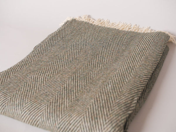 Plaid en laine doux, khaki par McNutt en Irlande.