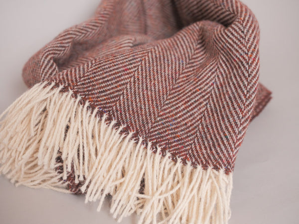 Plaid en 100% laine, marron avec un ton de rouge