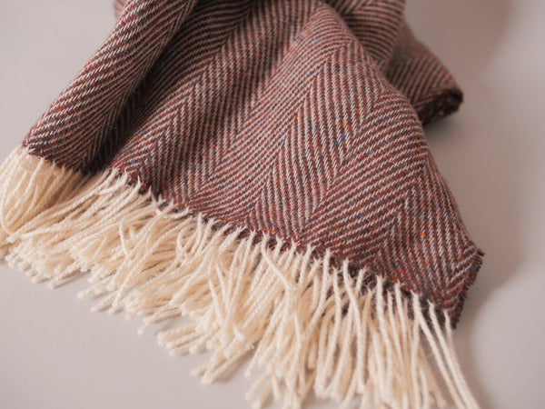 Plaid en 100% laine, marron avec un ton de rouge