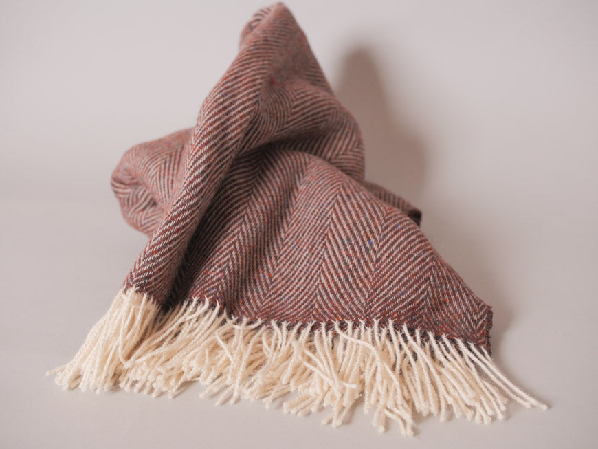 Plaid en 100% laine, marron avec un ton de rouge Image principale du produit