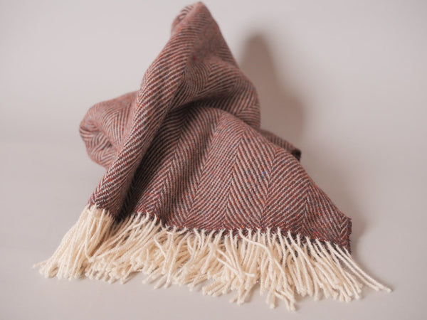 Plaid en 100% laine, marron avec un ton de rouge