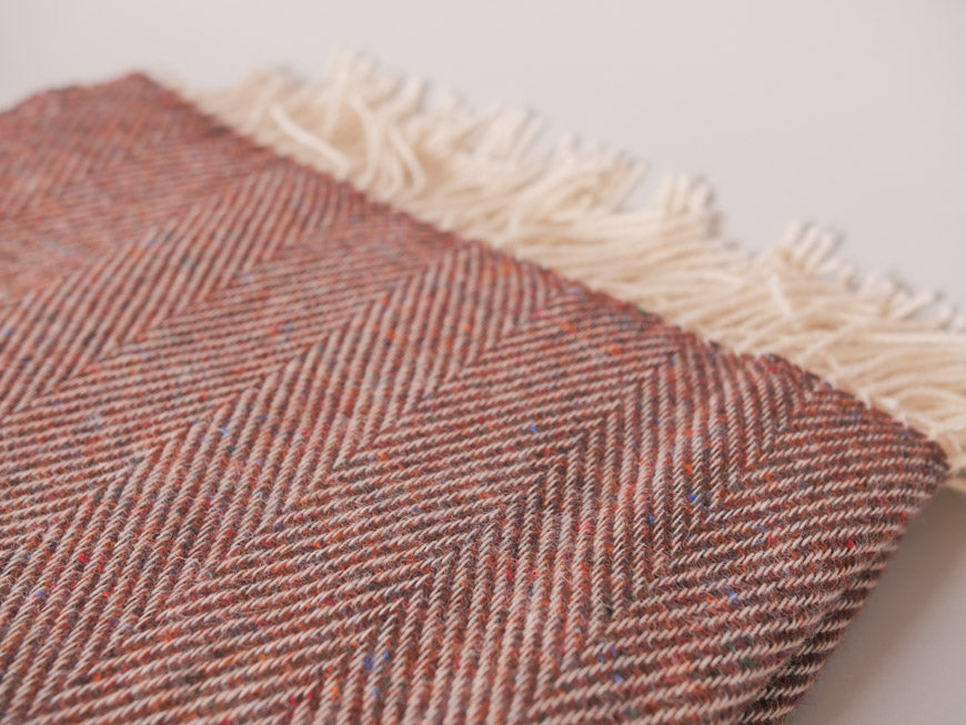 Plaid en 100% laine, marron avec un ton de rouge