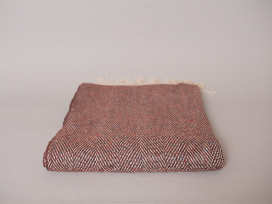 Plaid en 100% laine, marron avec un ton de rouge