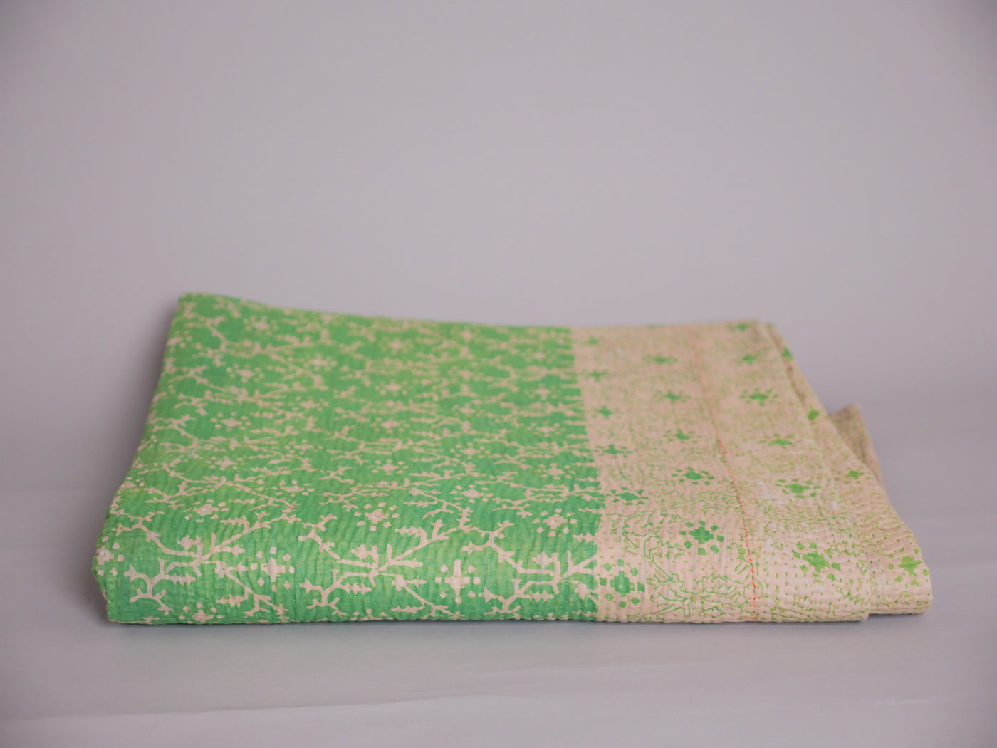 Couvre-lit Kantha Vintage en Coton Recyclé  No.107 "Spring Grass" Image secondaire du produit
