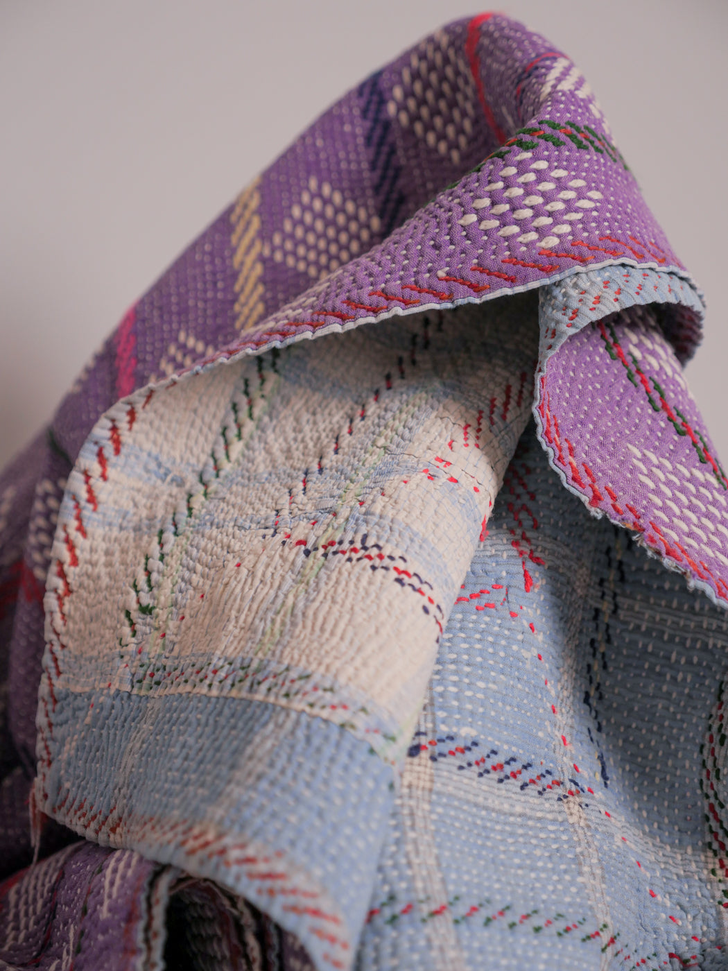 Couvre-lit Kantha Vintage en Coton Recyclé  No.109 "Violet Diamond" Image secondaire du produit