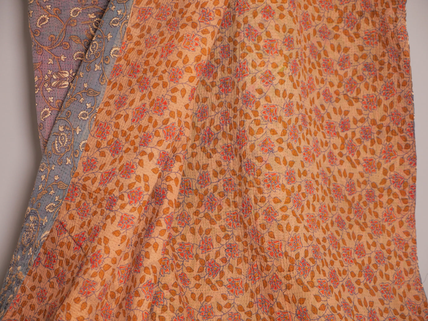 Kantha fond violet & avec des motifs brodé en ecru beige