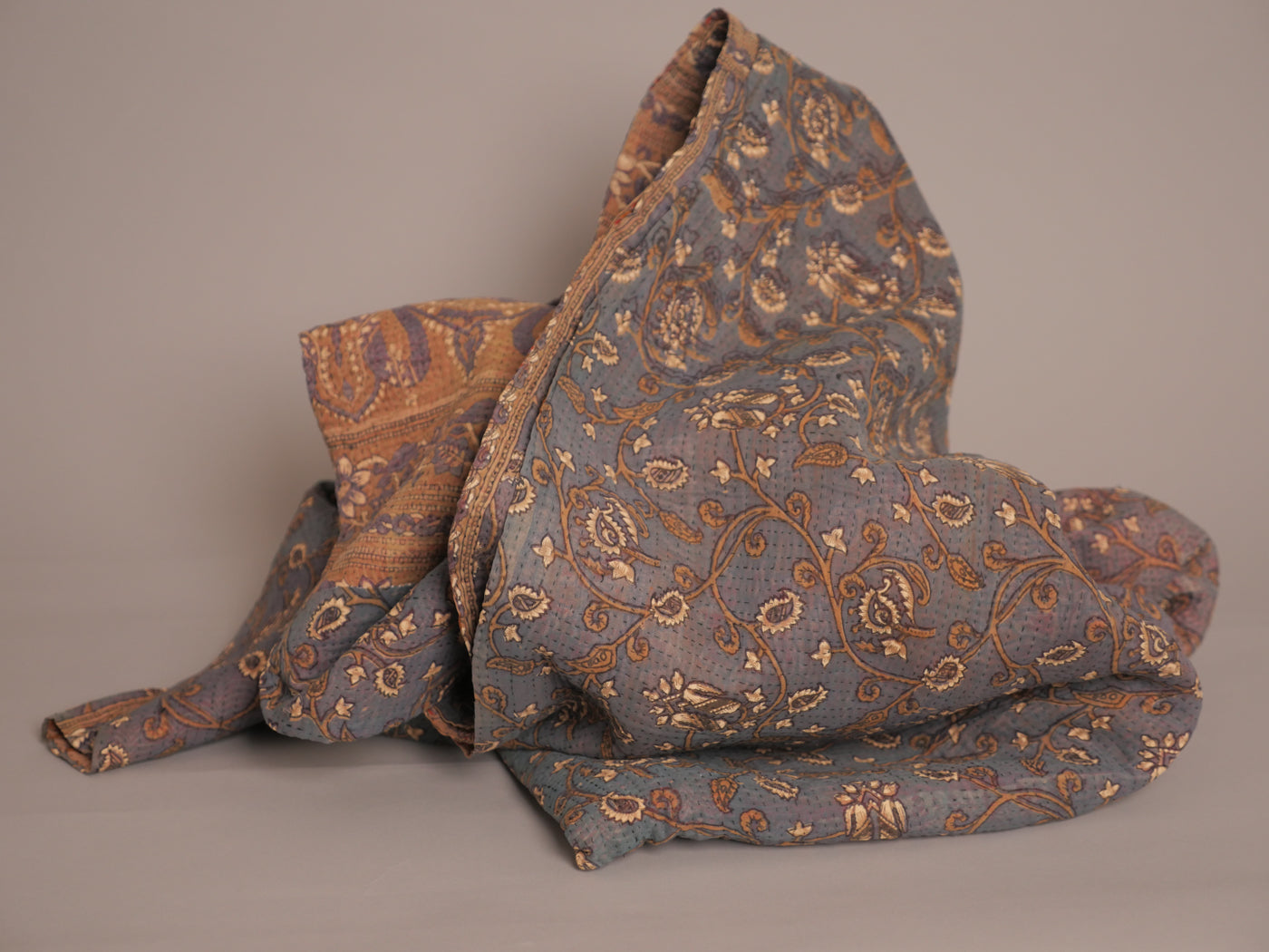 Kantha violet & avec des motifs brodé en ecru beige