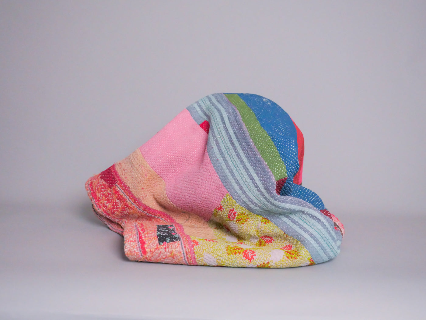 Couvre-lit Kantha Vintage en Coton Recyclé Patchwork Image secondaire du produit